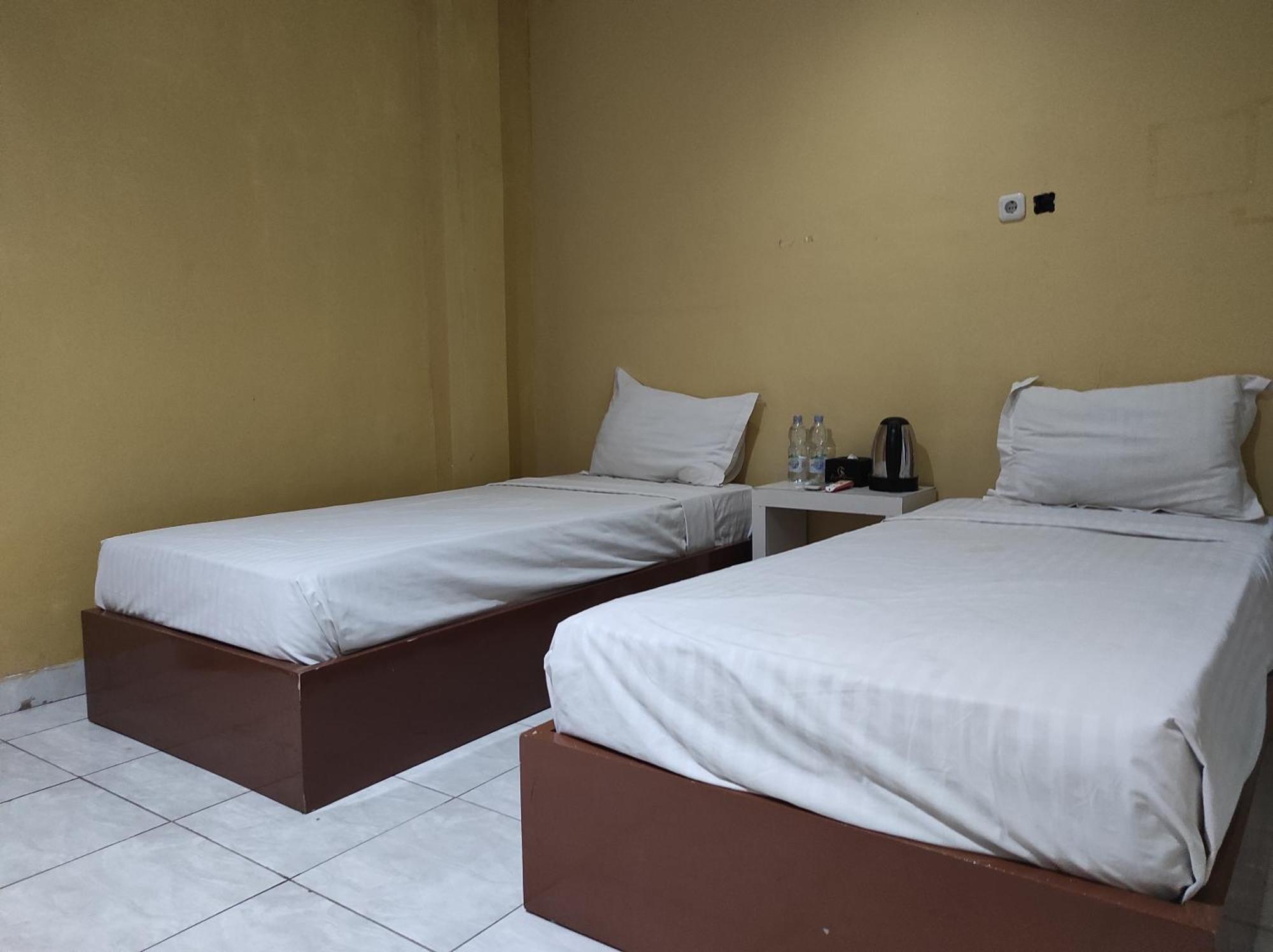 Hotel Tomborang Mamuju Karema Bagian luar foto