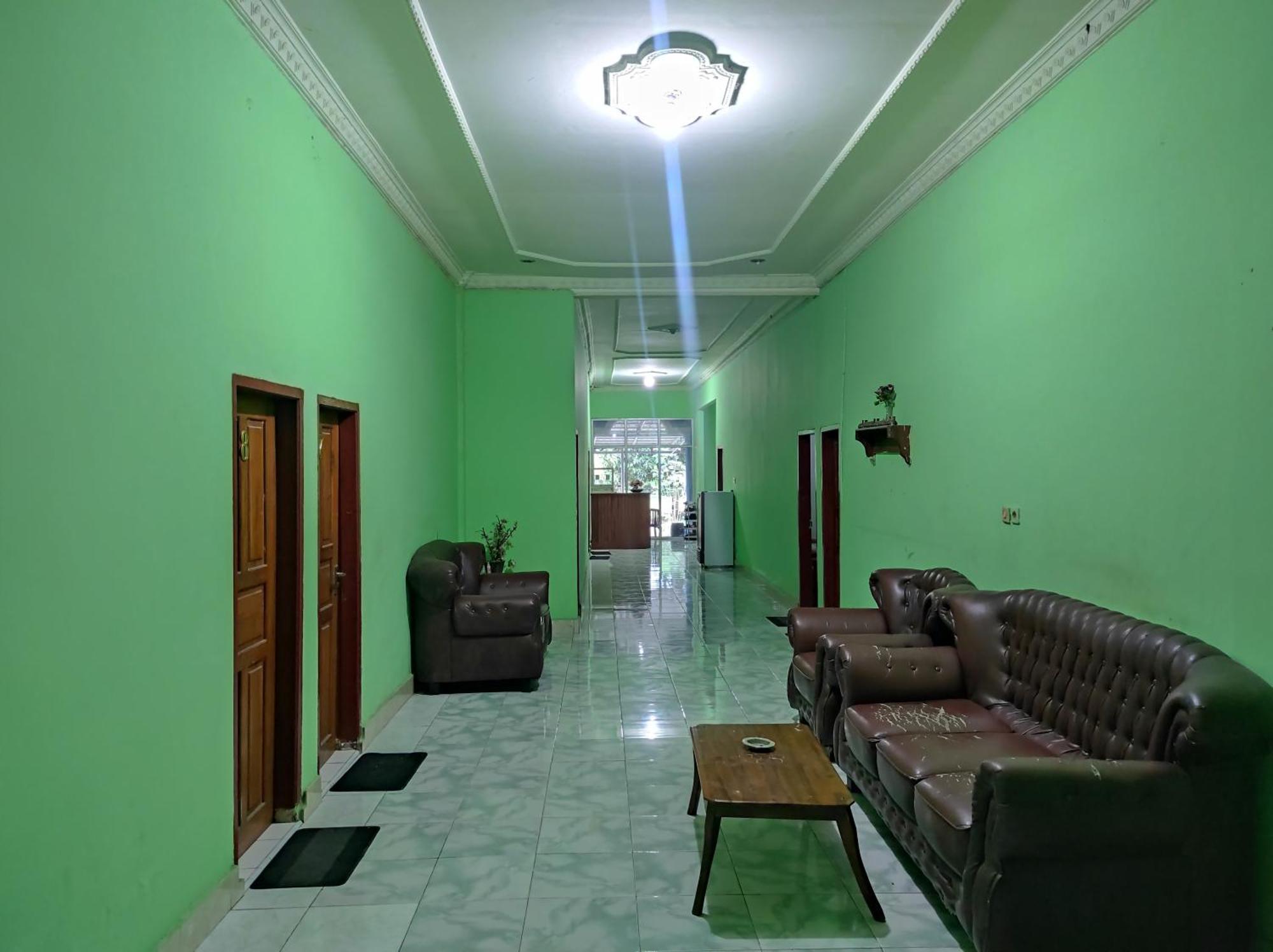 Hotel Tomborang Mamuju Karema Bagian luar foto