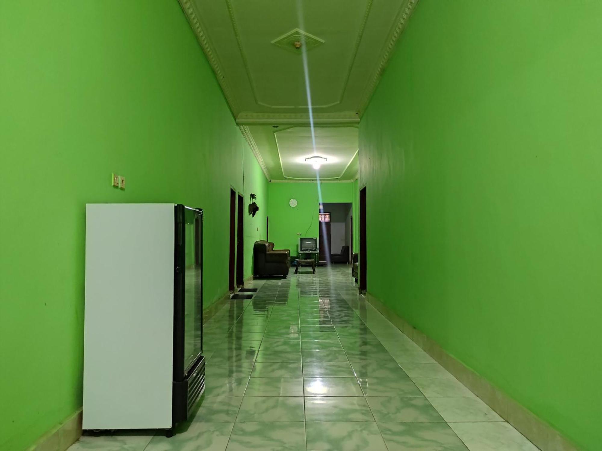 Hotel Tomborang Mamuju Karema Bagian luar foto