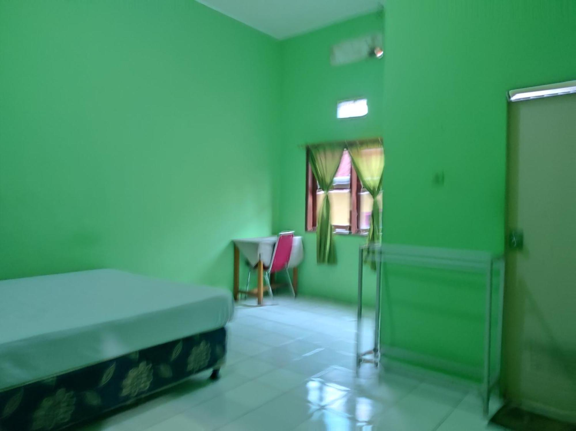Hotel Tomborang Mamuju Karema Bagian luar foto
