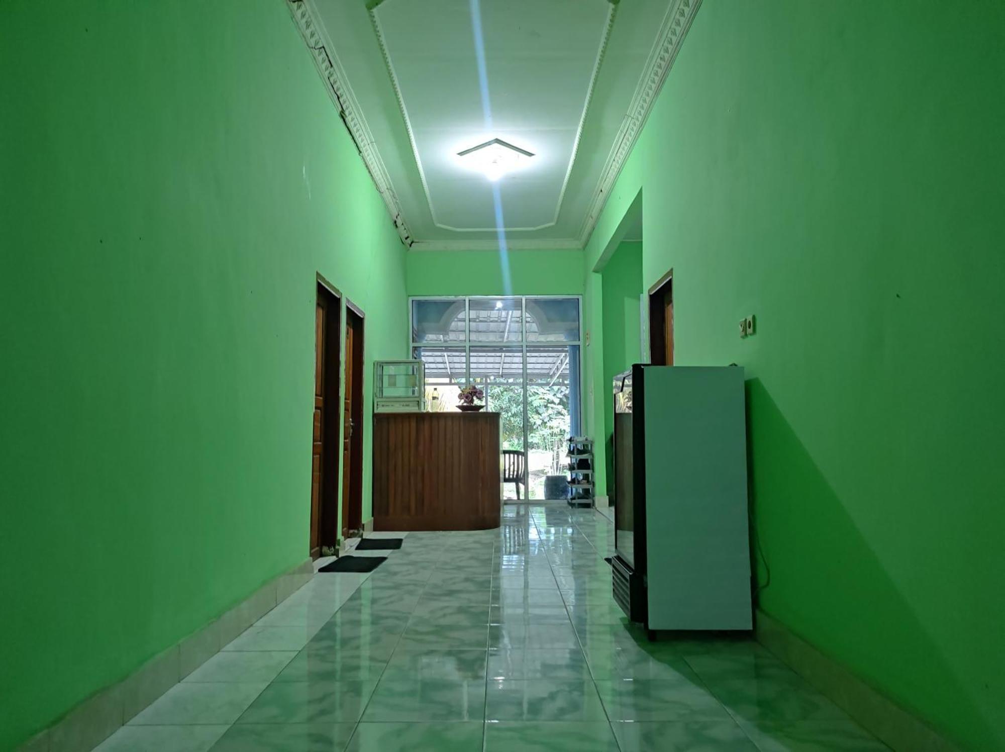 Hotel Tomborang Mamuju Karema Bagian luar foto